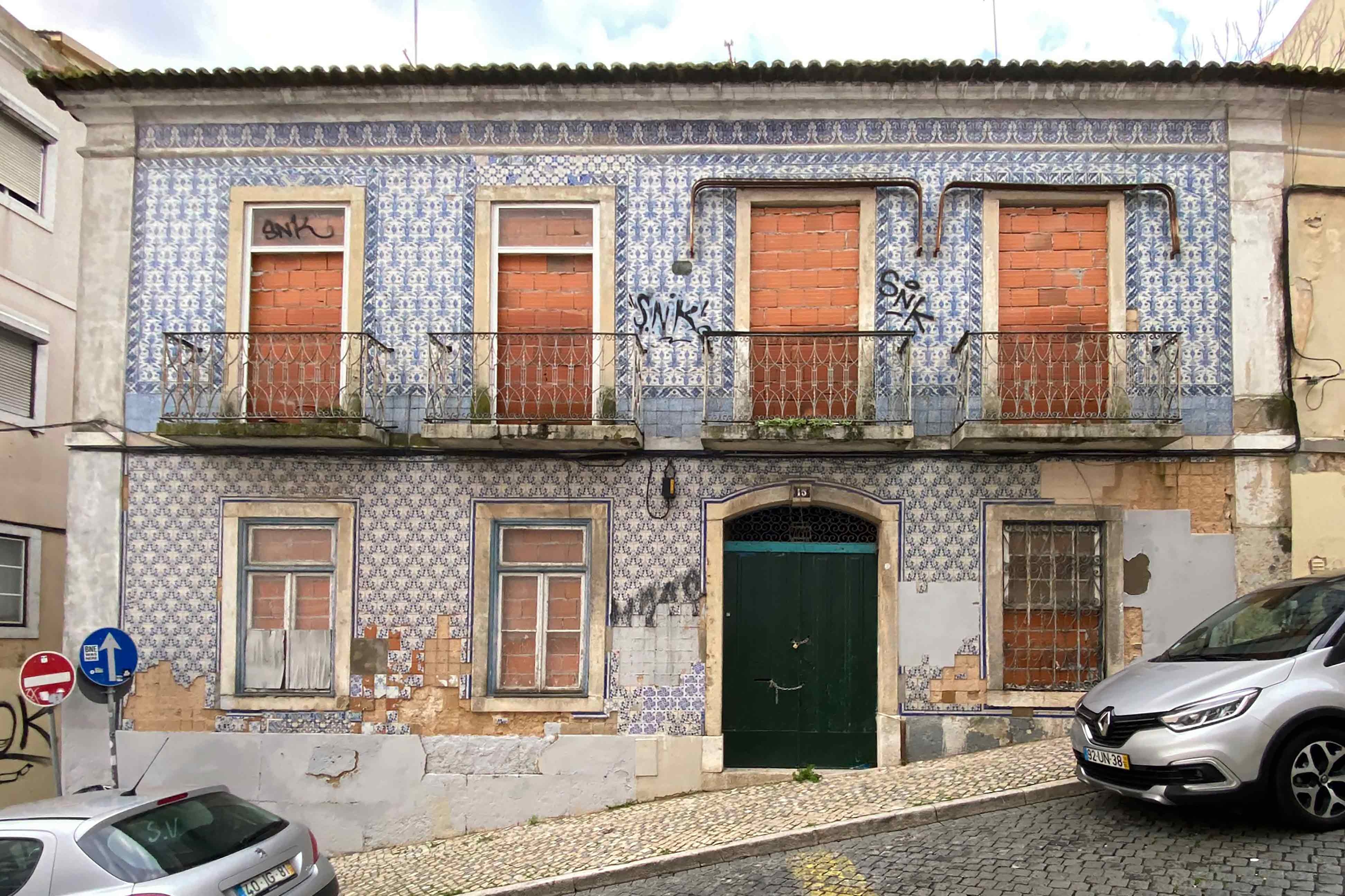 Housing in Calçada do Monte | featured photograph